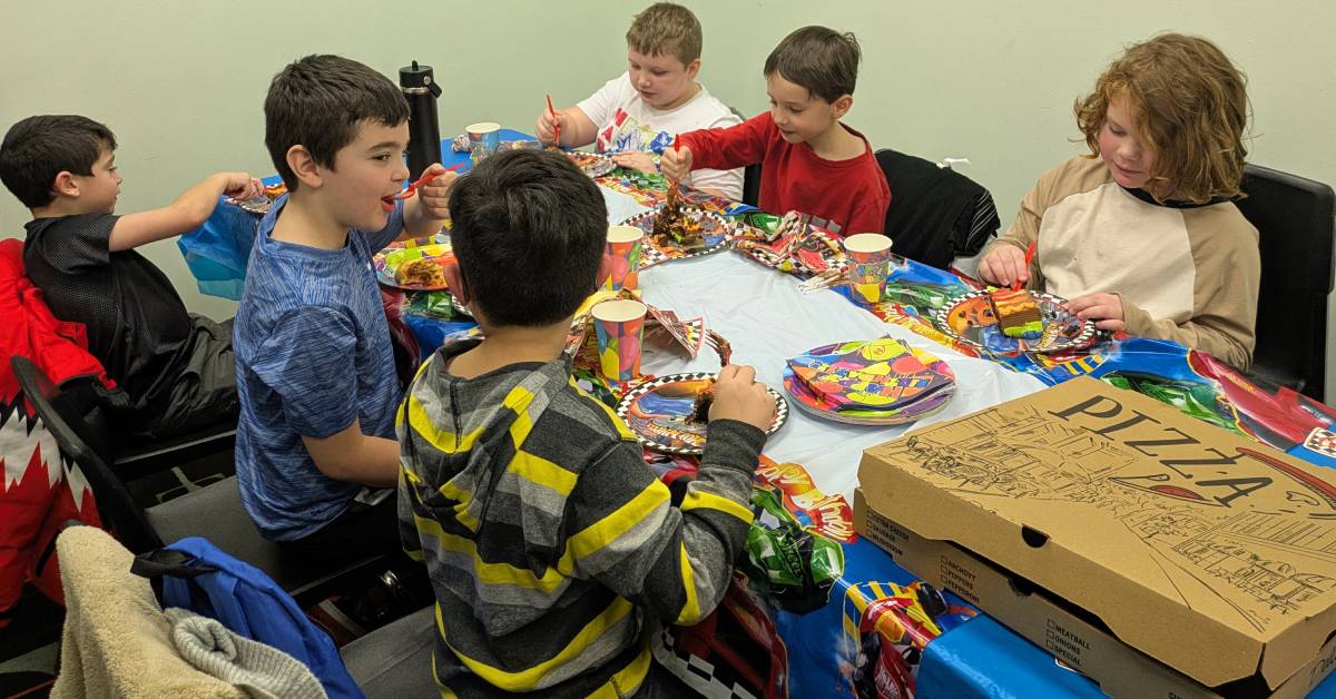 kids eating pizza at birthday party at lake george lanes and games