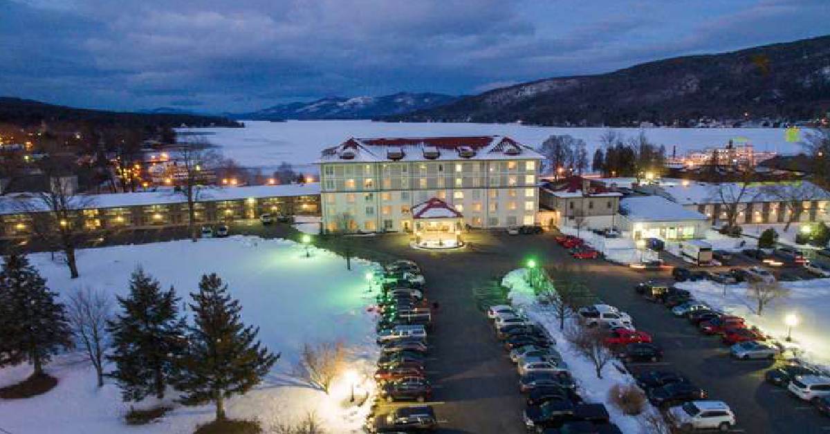 exterior of fort william henry hotel in the winter