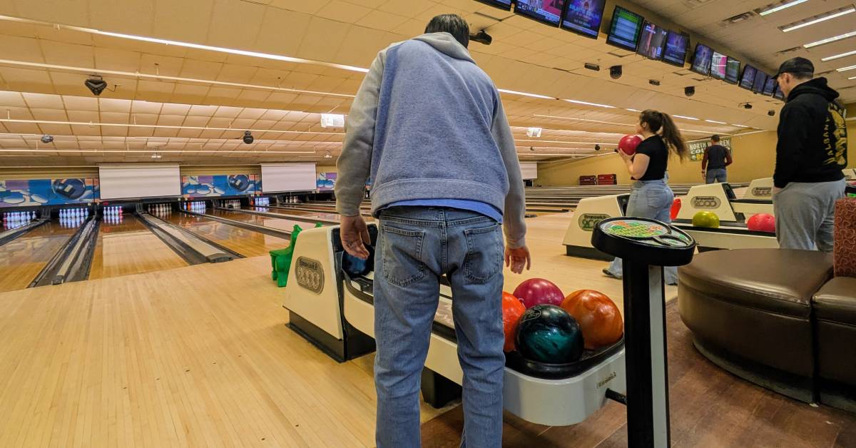people bowling