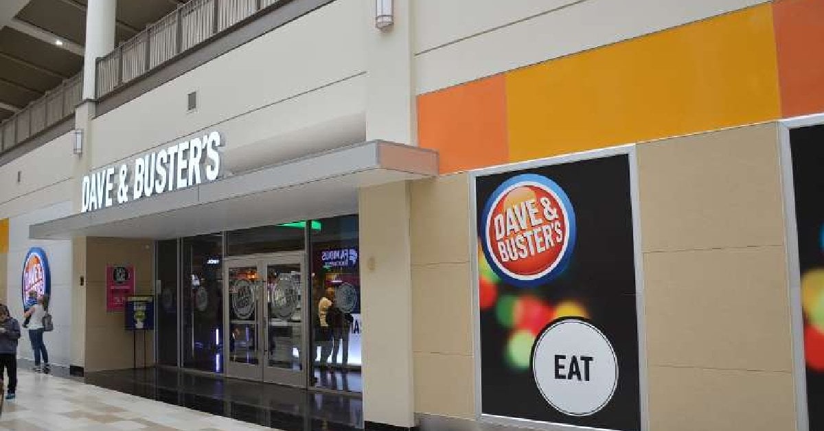 entrance in mall to dave&busters