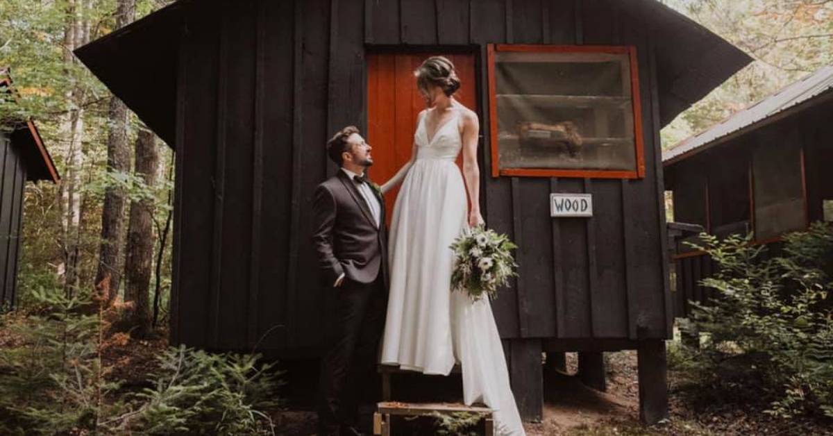 wedding couple in front of cottage