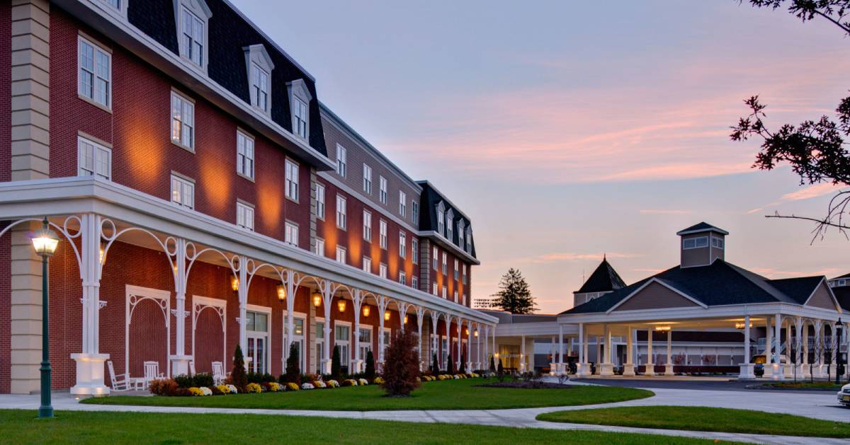 exterior saratoga casino hotel