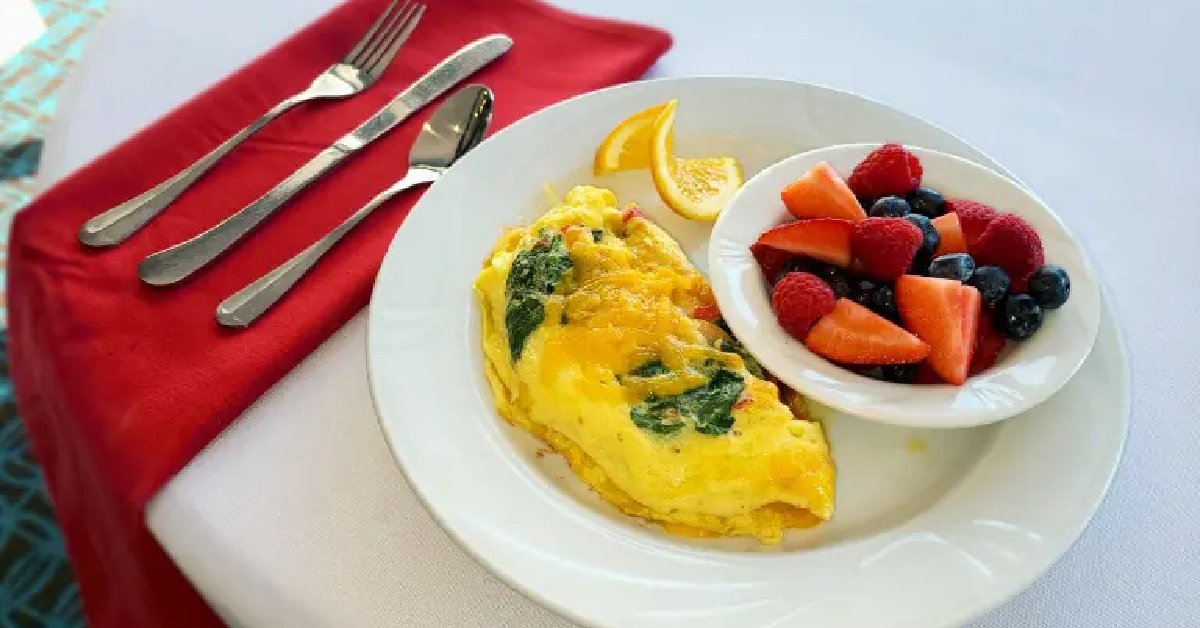 omelet with fruit on side