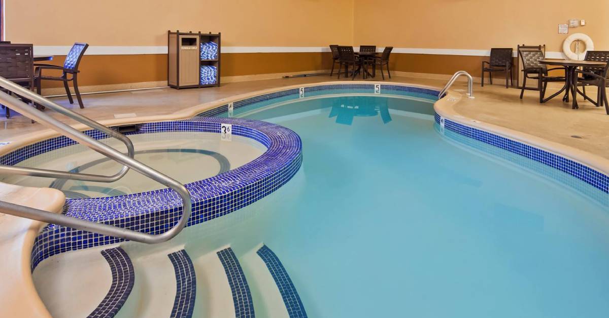 hotel and hot tub at best western lake george
