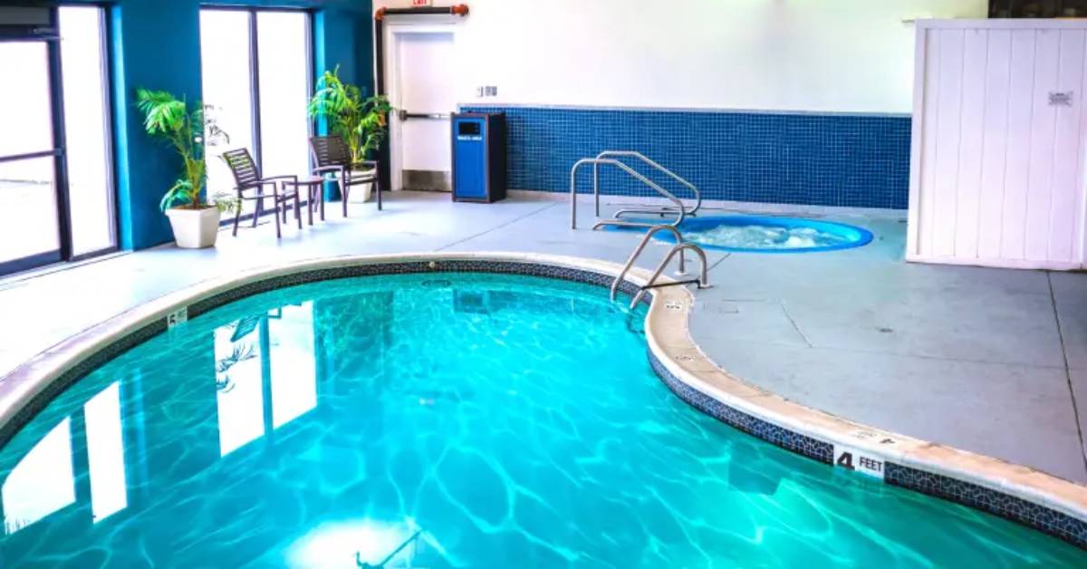 indoor pool and hot tub at fort william henry