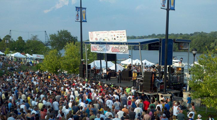 crowd at alive at five