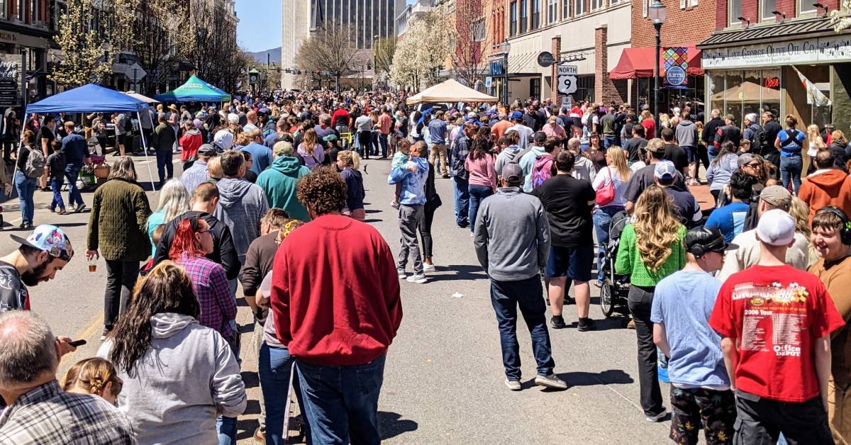 crowd at wing fest