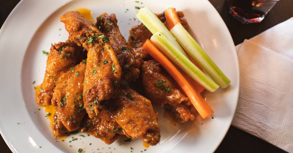 Buffalo wings with celery and carrot sticks