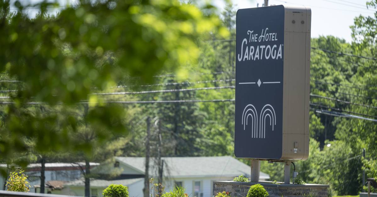 exterior hotel saratoga sign