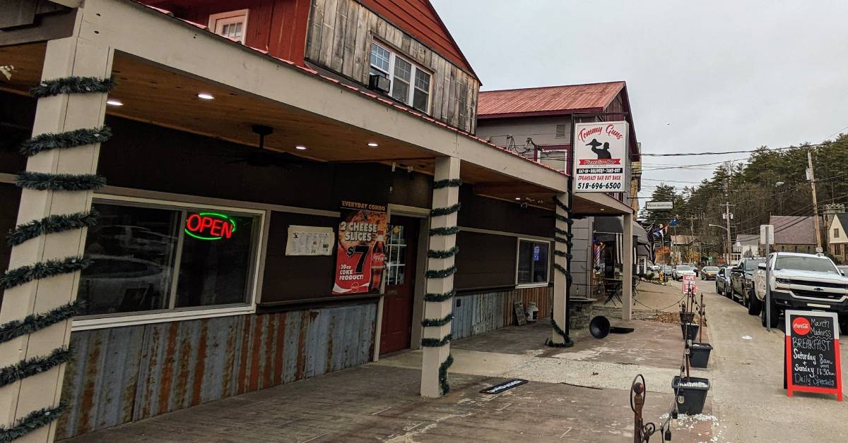 exterior of tommy gun's pizzeria