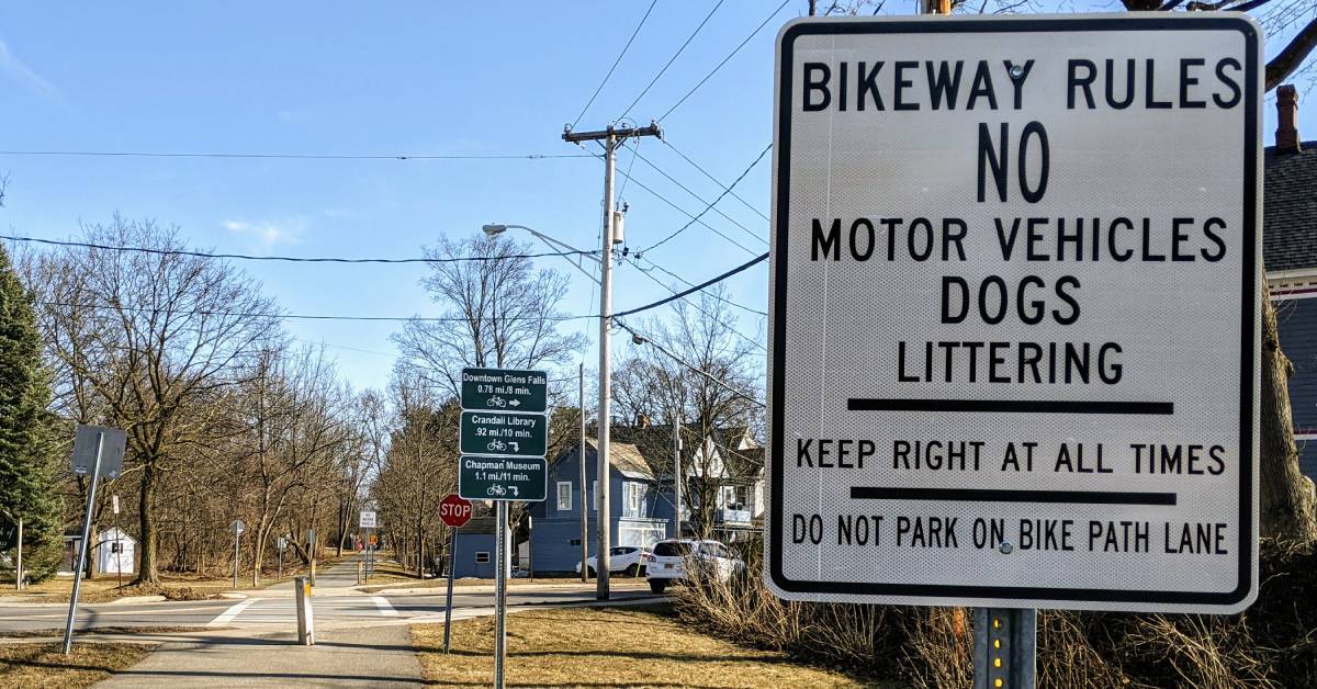 warren county bikeway sign that says no dogs
