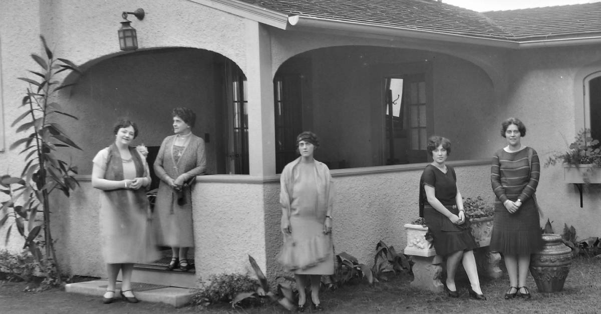 old timey photo of marcella sembrich and students at teaching studio
