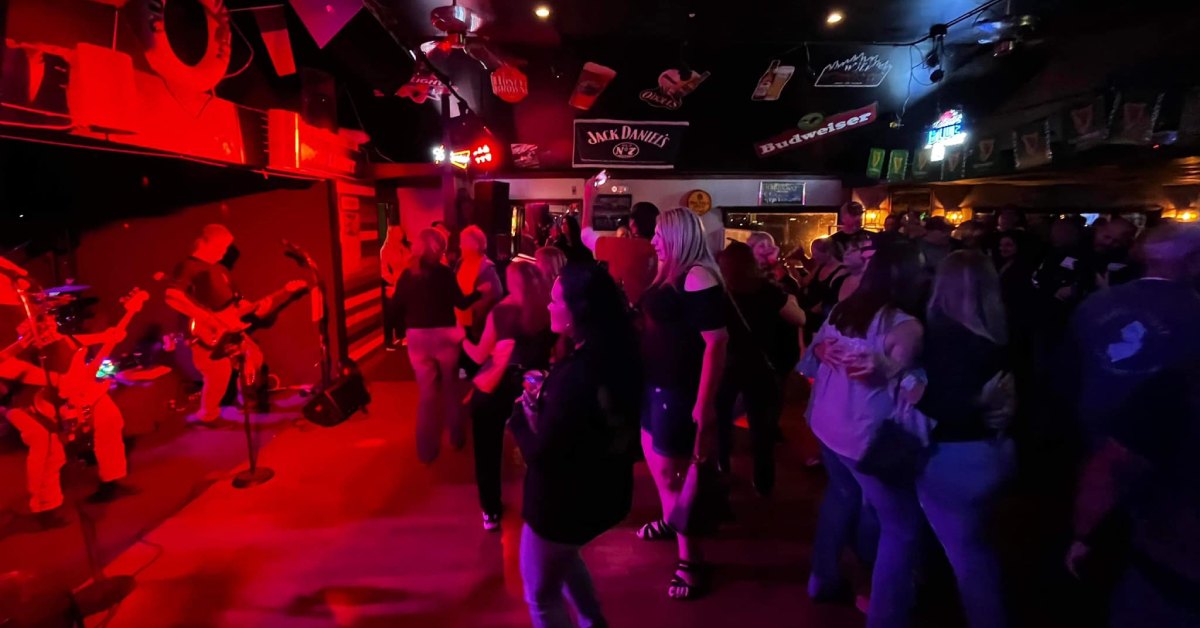 guitar players and people dancing in Duffy's Tavern