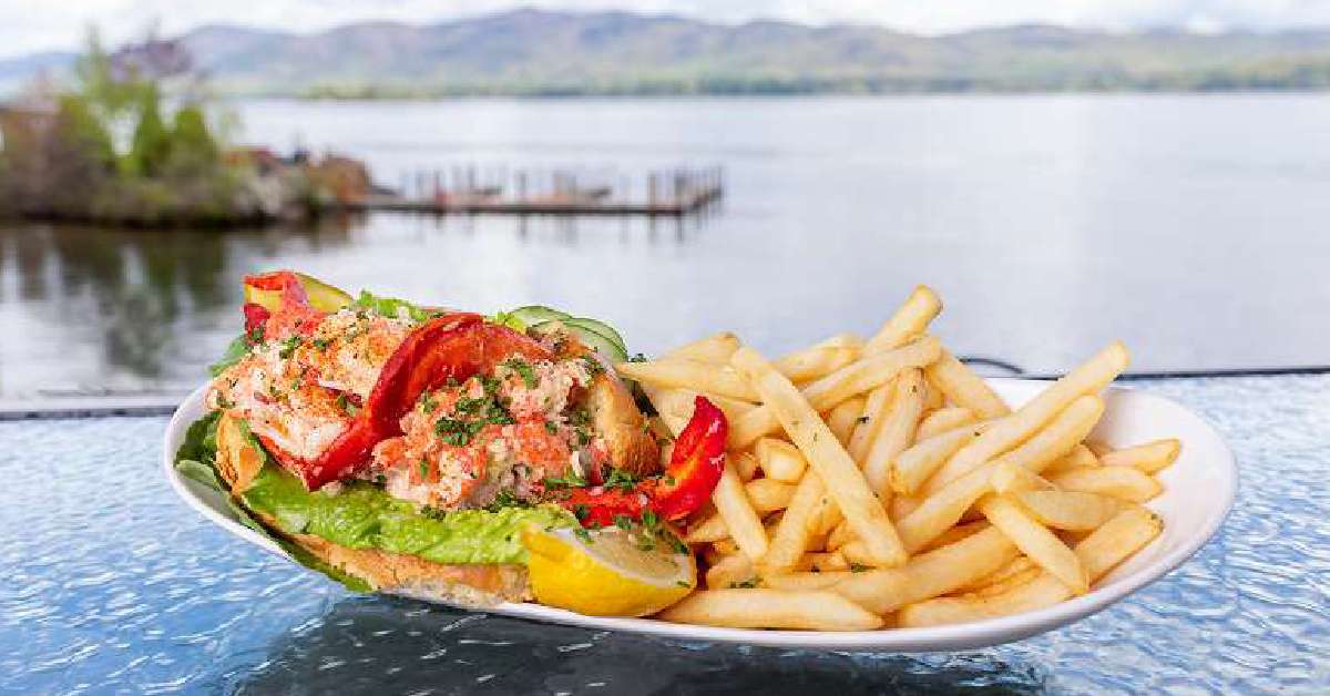 Lobster roll with fries 