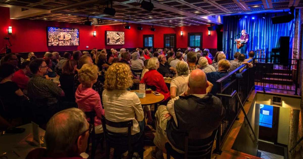 crowd at caffe lena