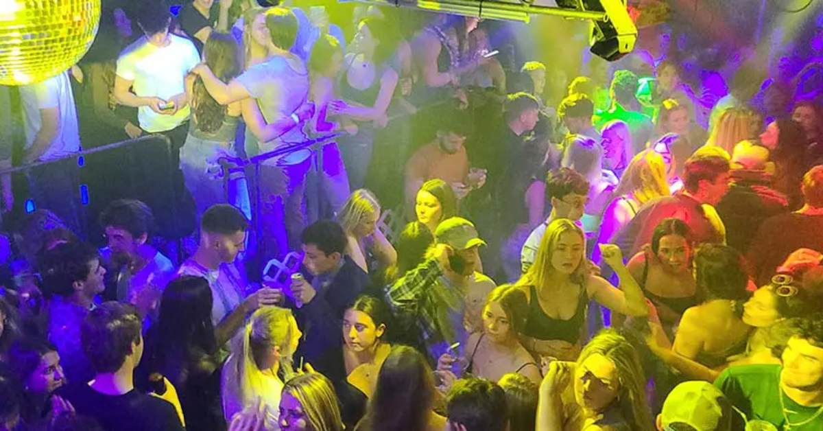 people dancing in a nightclub