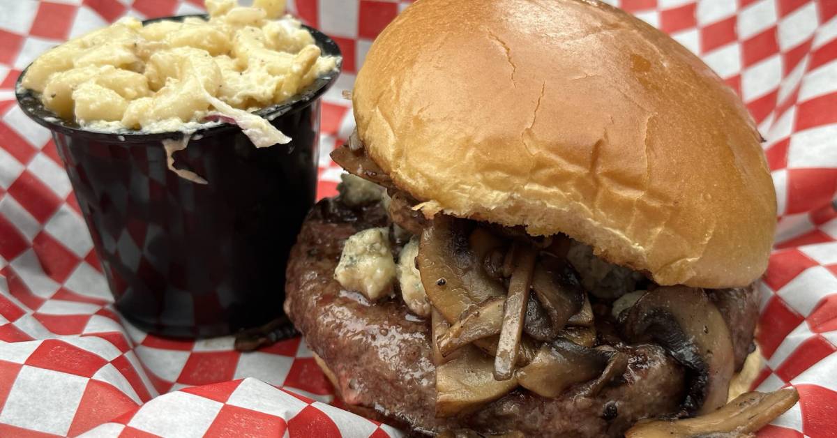 barnsider sandwich and mac and cheese