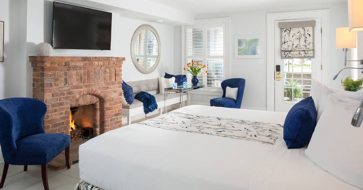 saratoga arms hotel guest room with fireplace