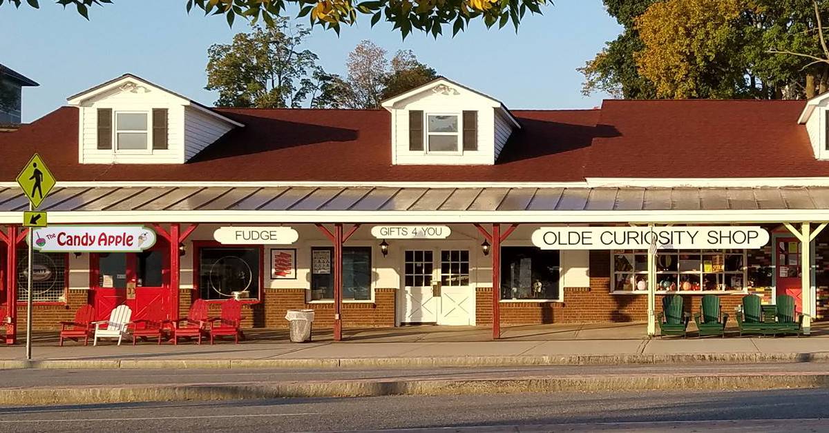 exterior of the candy apple and shops on beach road