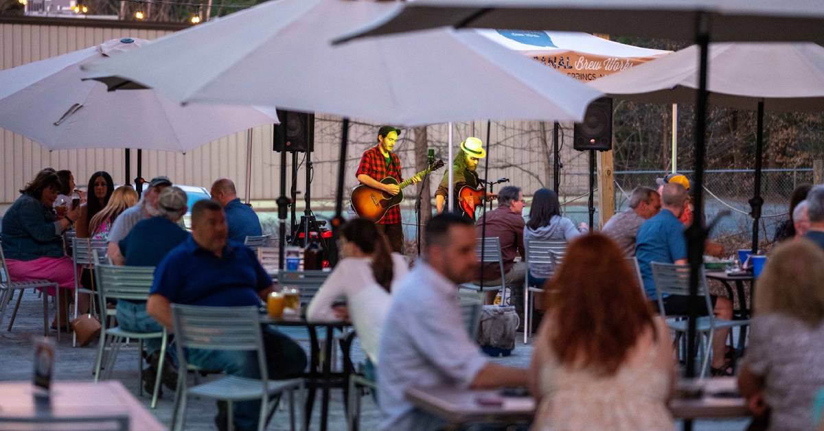 live music on patio at artisanal brew works