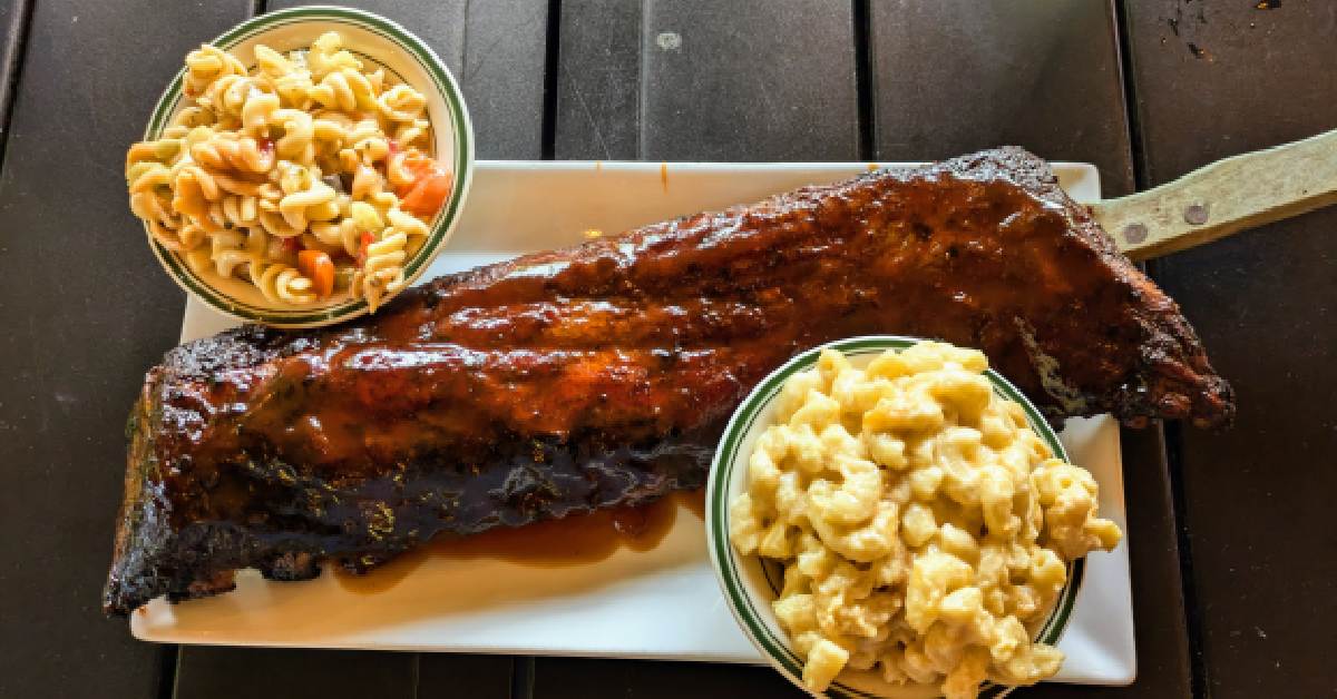 Rack of ribs with mac&cheese on the side 