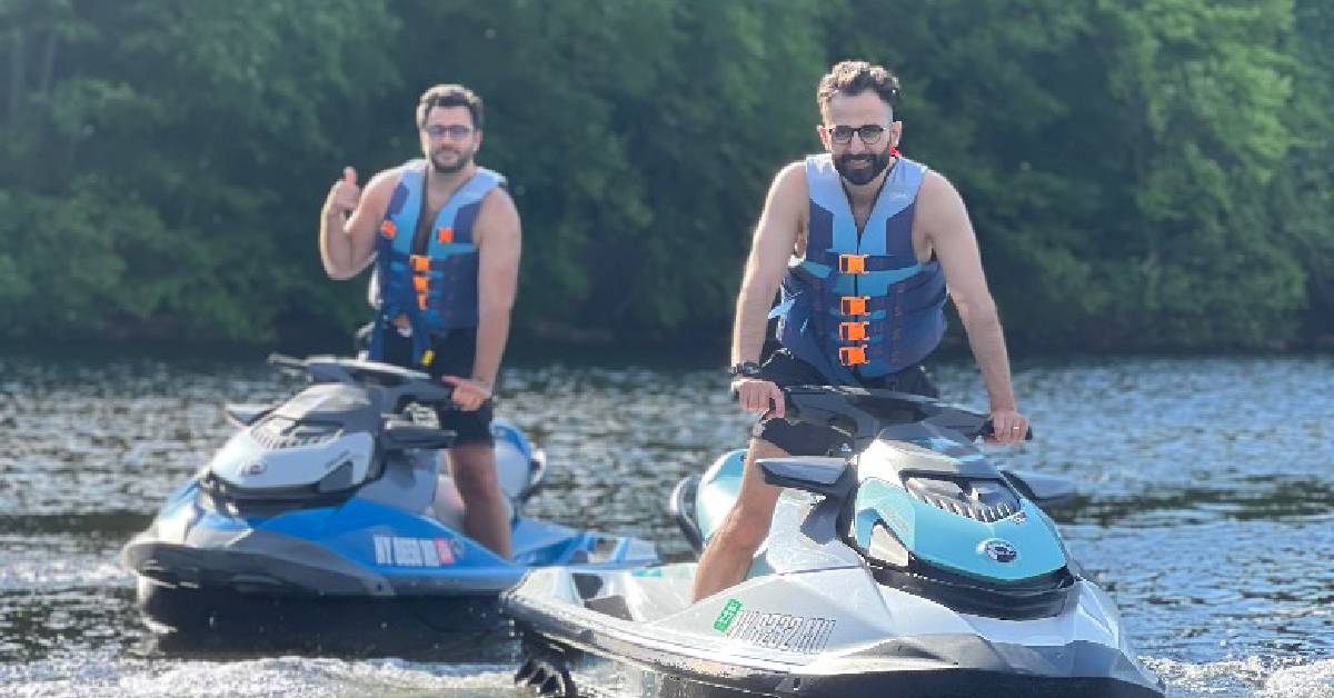 2 men on jet skies