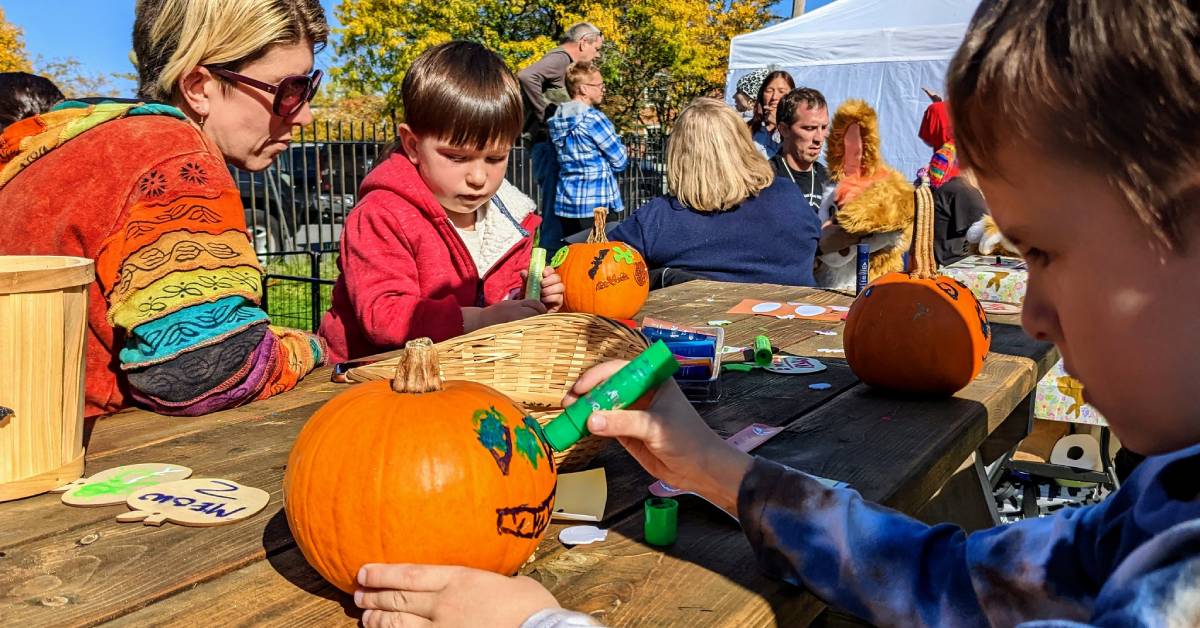 kids decorating pumpkins