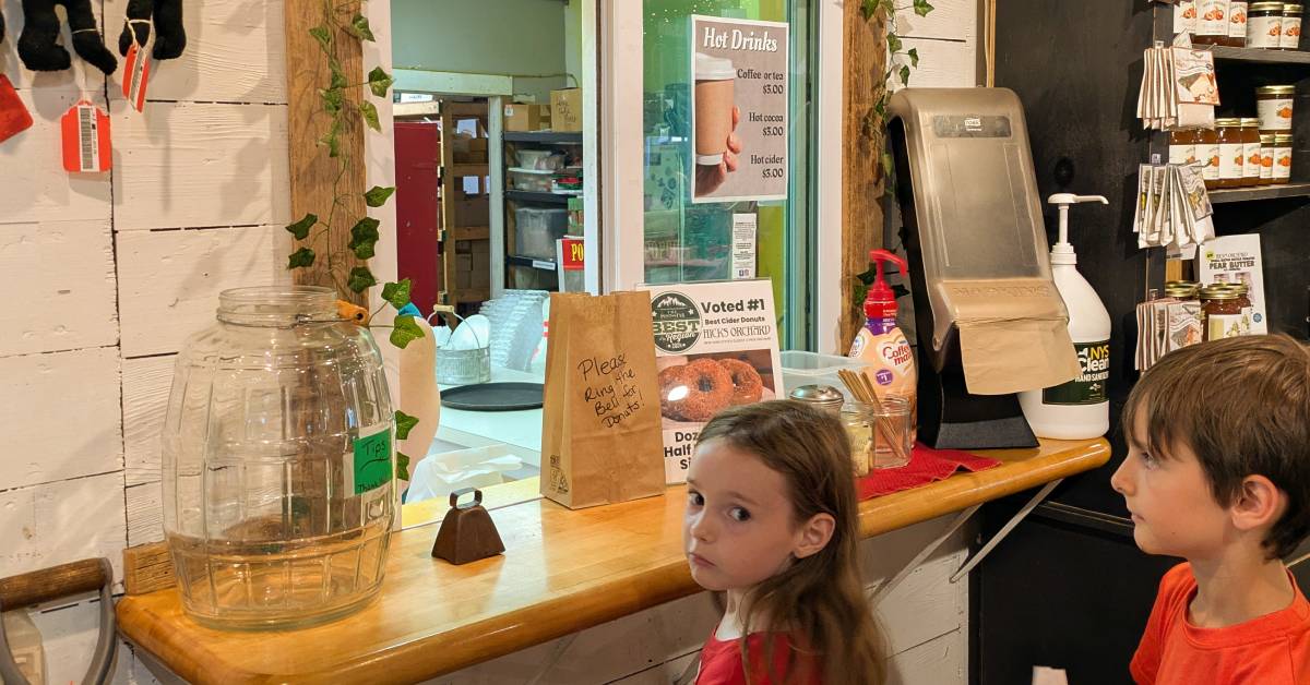 kids getting cider doughnuts at hicks