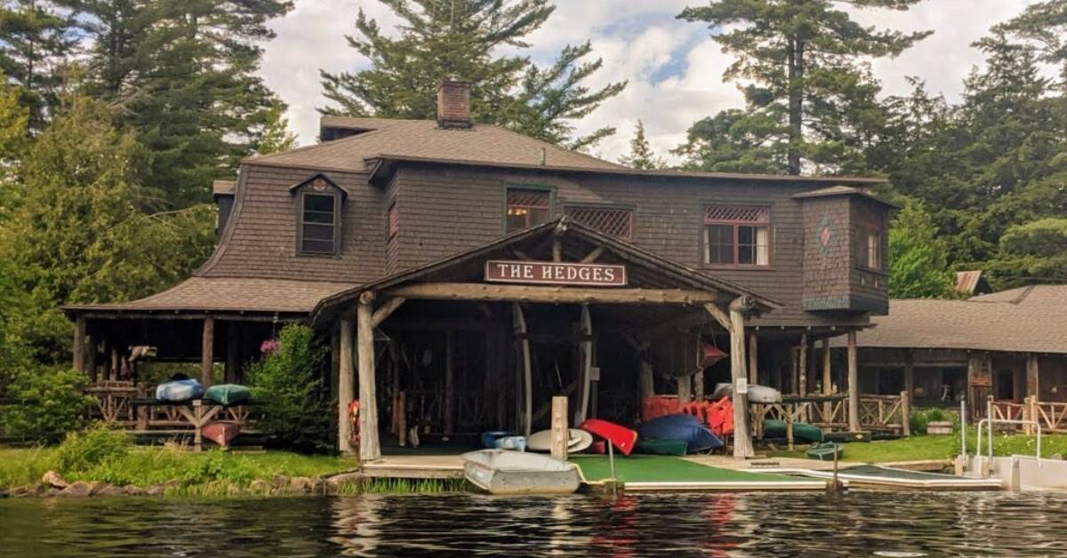 exterior the hedges on blue mountain lake