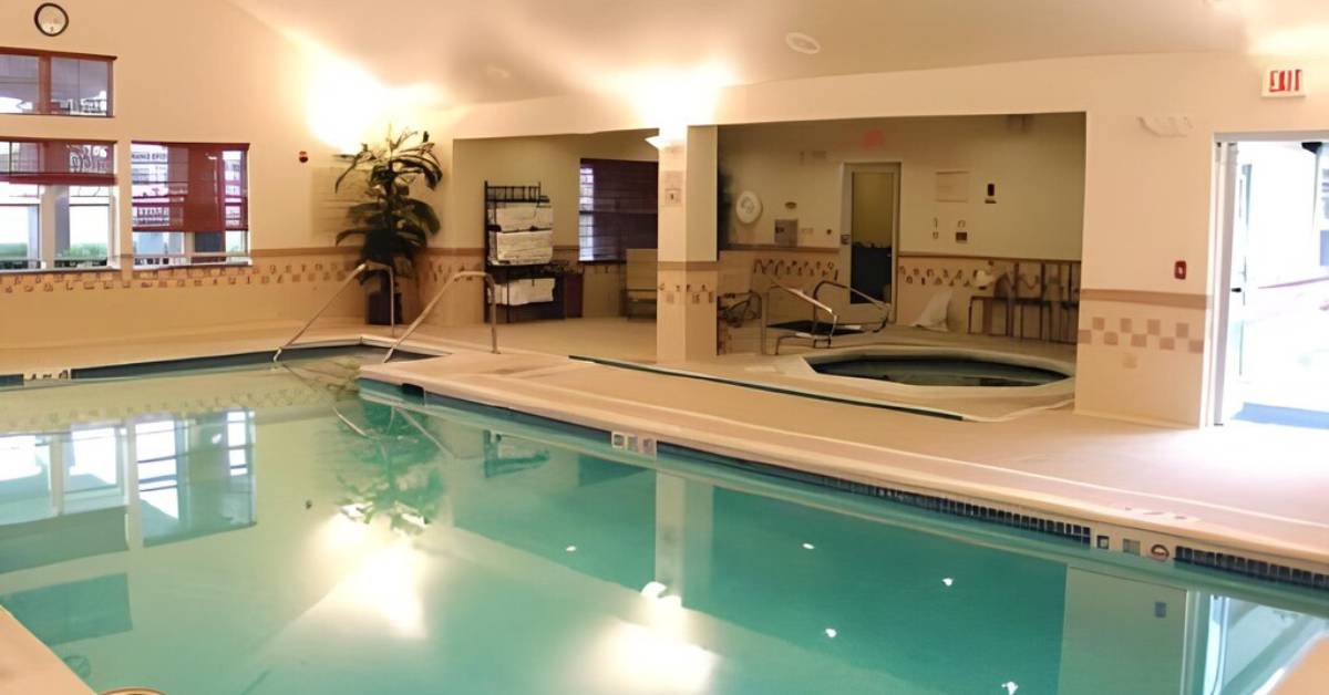 hotel pool and whirlpool tub