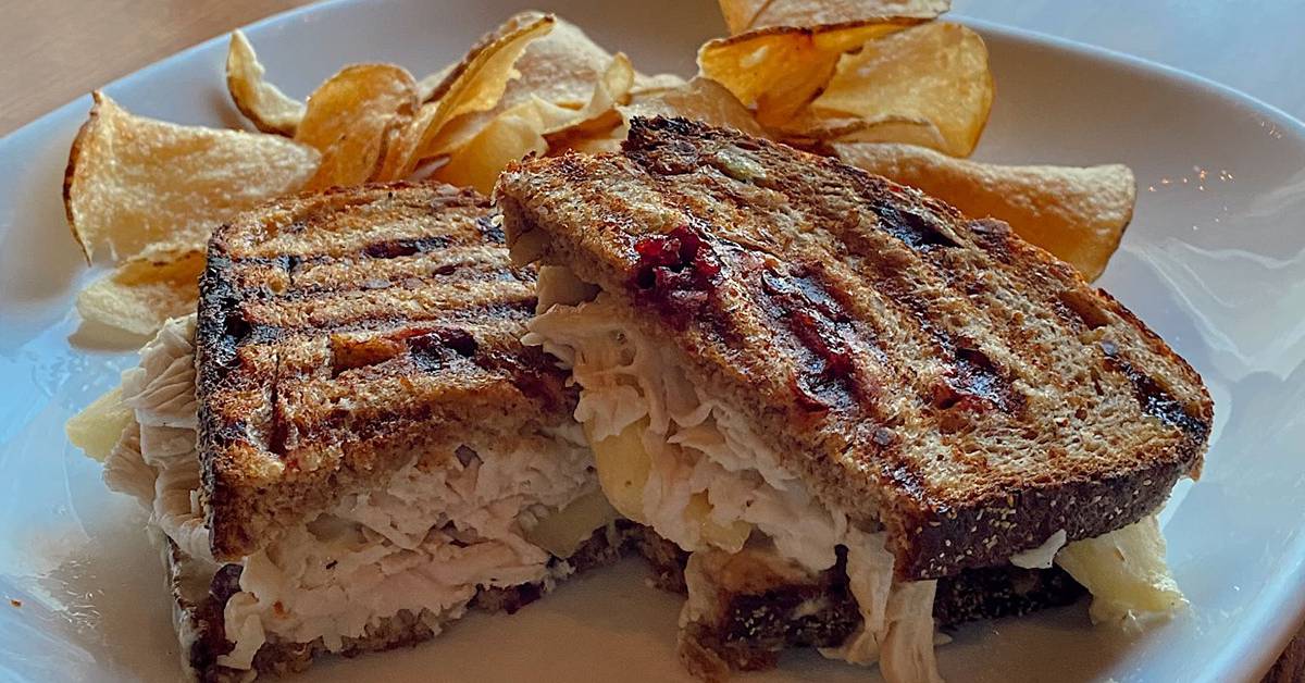 sandwich with chips