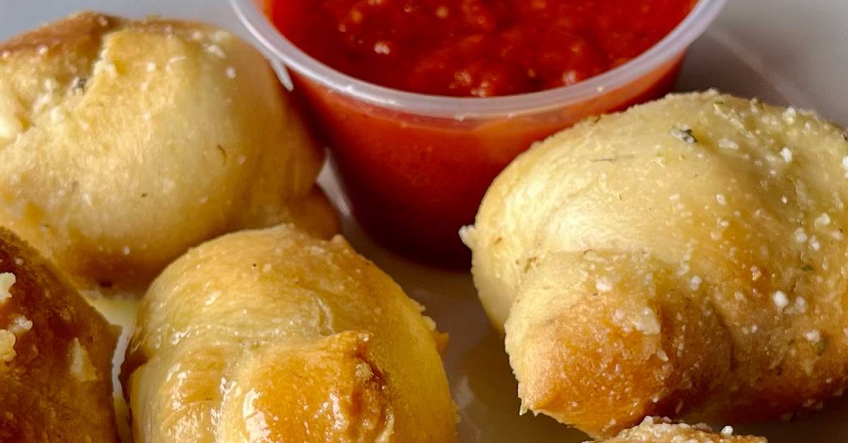 garlic knots with dipping marinara sauce