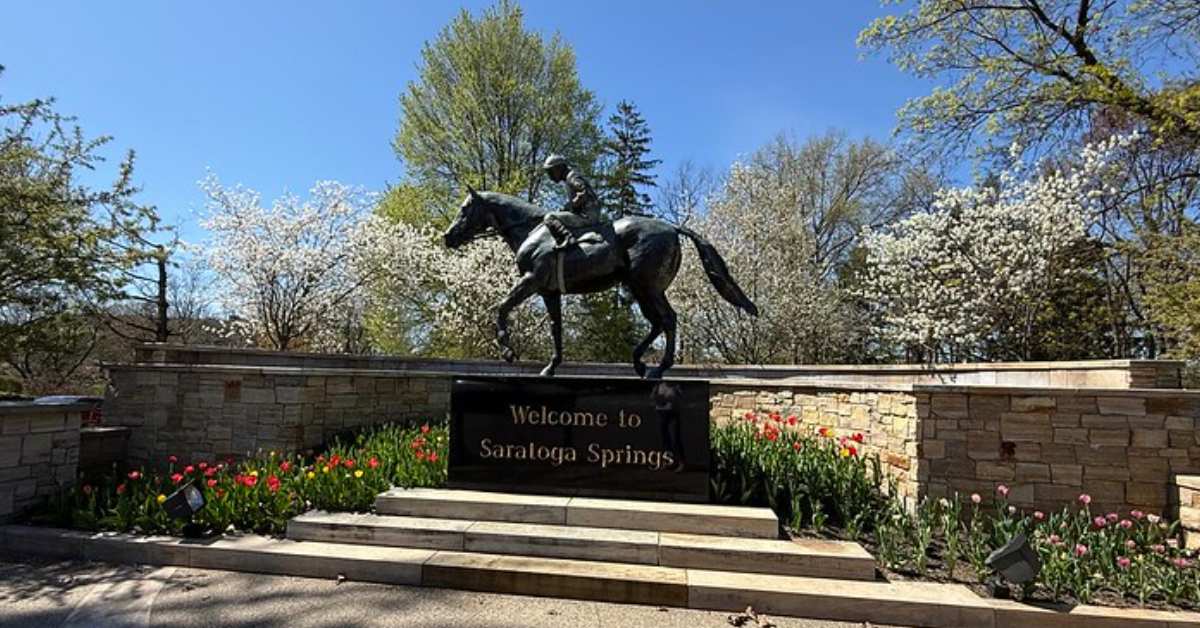 Welcome to Saratoga Springs horse statue