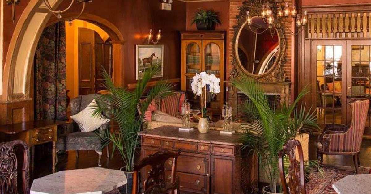 Image shows a cozy lounge area at The Inn at Saratoga.