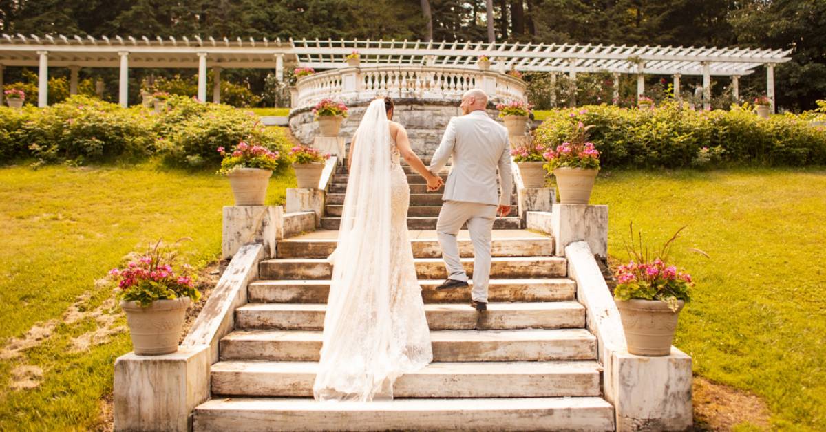 bride and groom at yaddo gardens