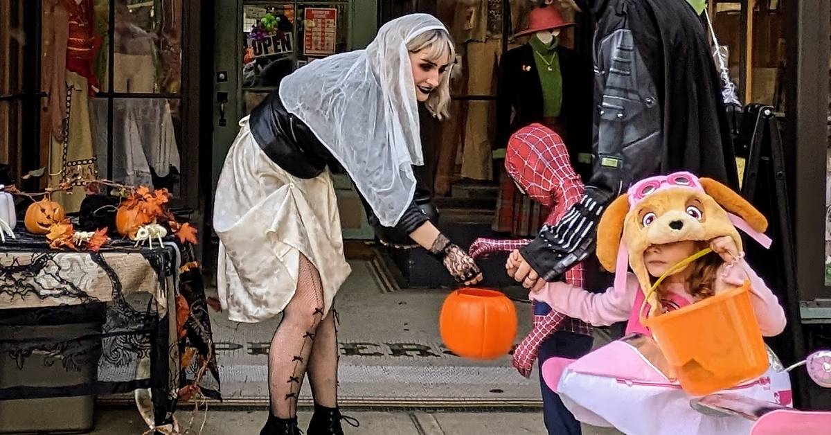 boo 2 you kids get candy
