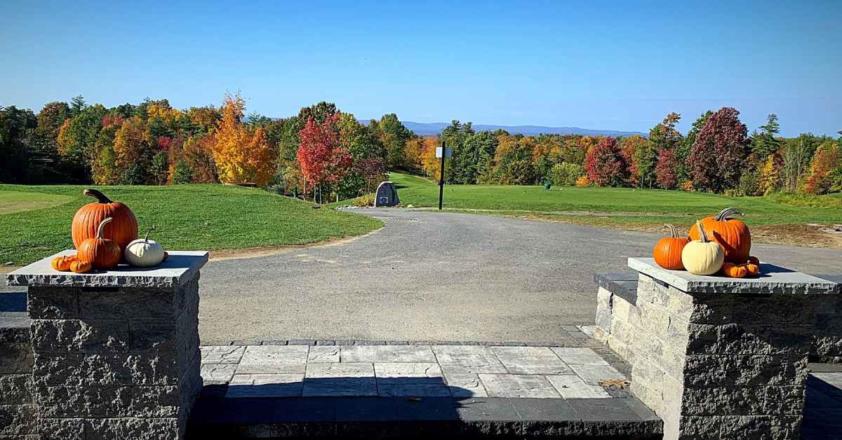 entrance walkway to golf course
