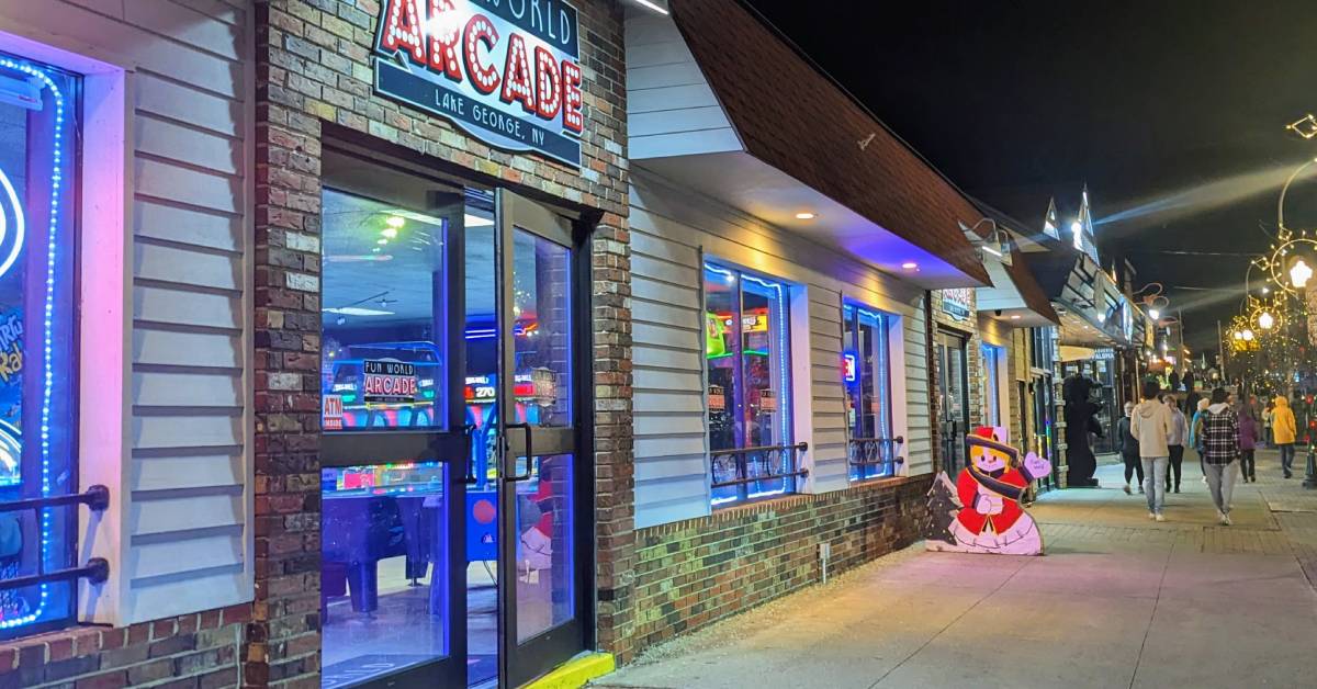 exterior of fun world arcade in lake george in winter