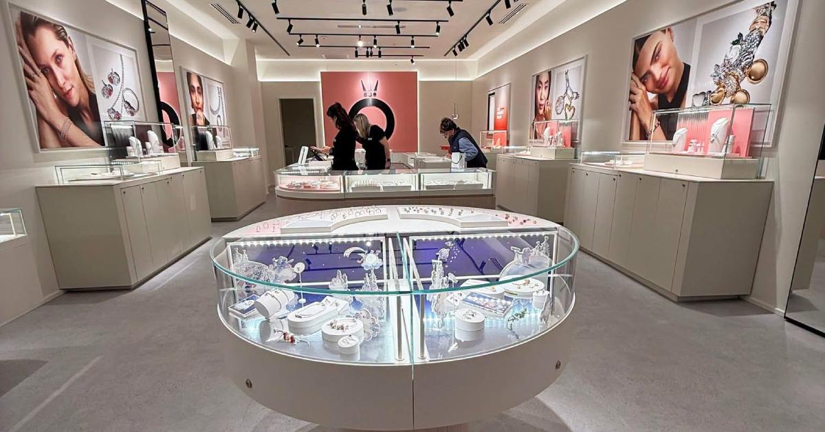 inside the Pandora jewelry shop