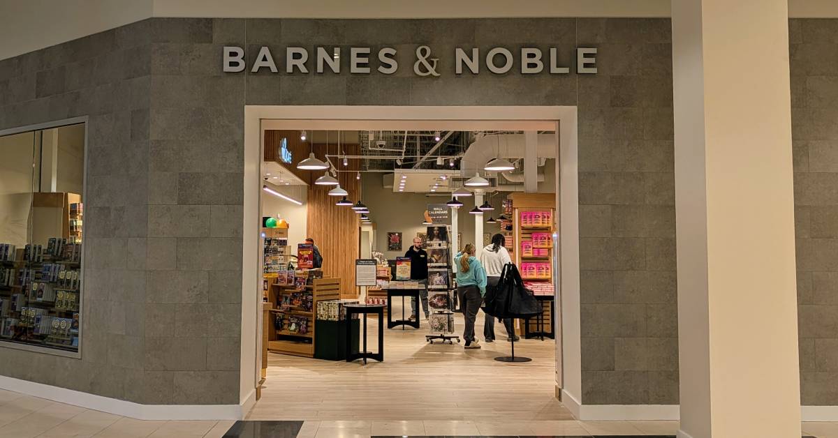 mall entrance to barnes and noble