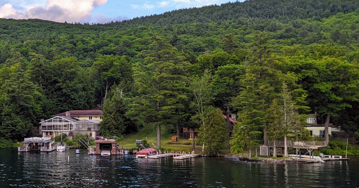lakefront houses on lake george