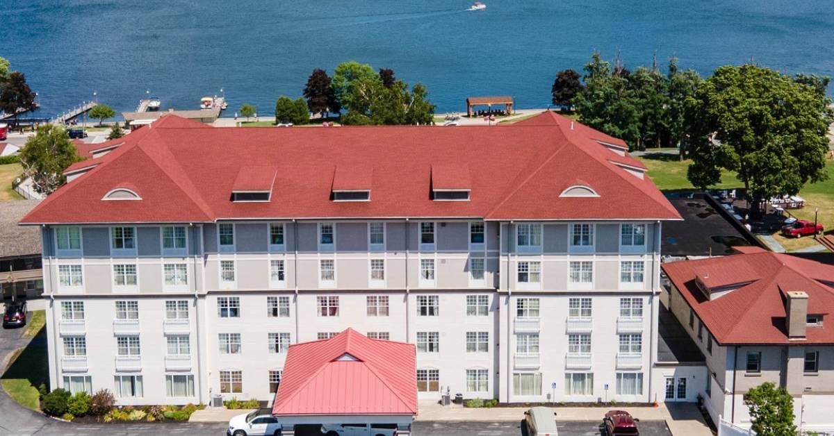exterior of fort william henry hotel