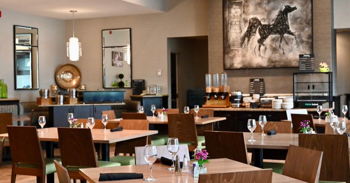 dining seating at holiday inn saratoga