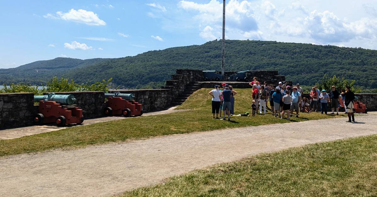 fort ticonderoga crowd by cannons