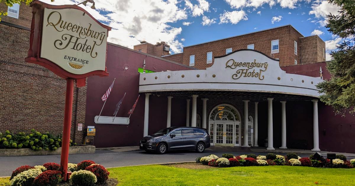 exterior queensbury hotel