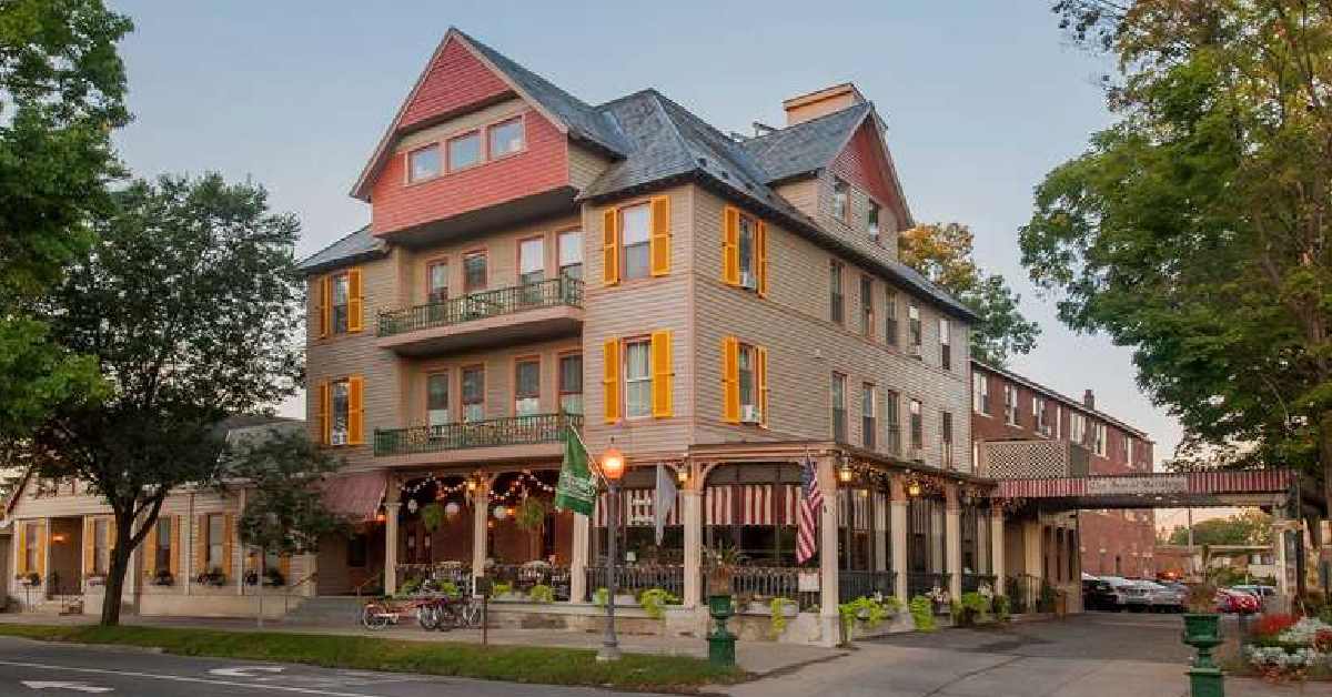 Exterior of the Inn at Saratoga