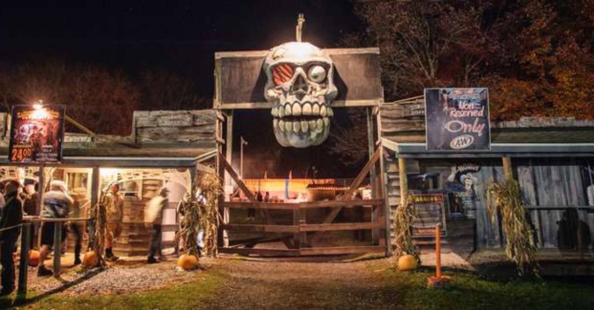 entrance to haunted hayrides