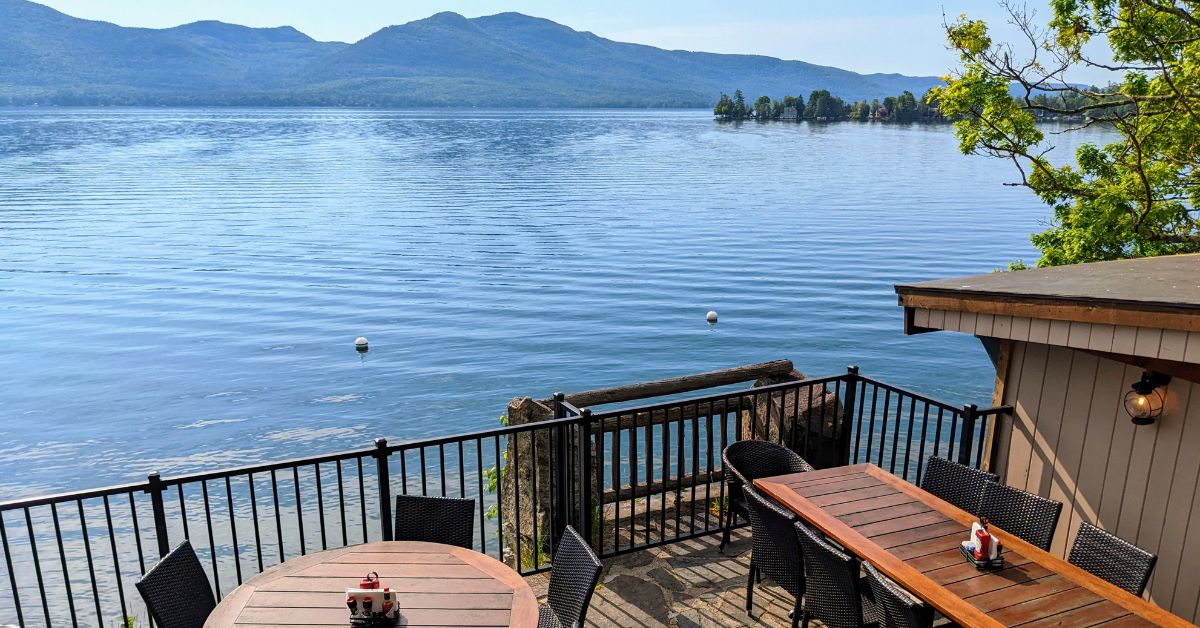 tavern on the lake outdoor dining area