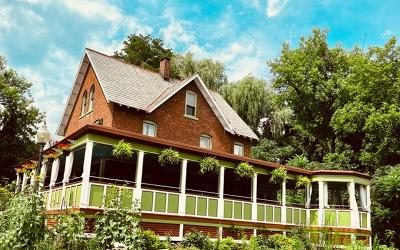 1 York Street, Julie & Co. Realty