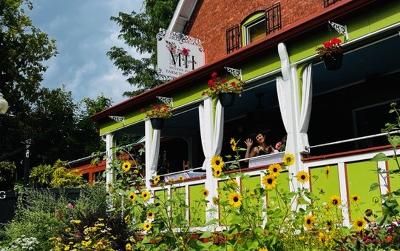 1 York Street, Julie & Co. Realty